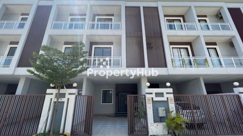 Special Price Linked House for Sale in La Palm Residences