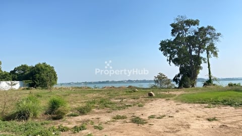 ដីជាប់ទន្លេ​ នៅជ្រោយចង្វារ