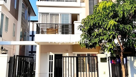 ផ្តះលក់បន្ទាន់នៅក្នុងបុរីប៉េងហួតផ្លូវ371ជិតផ្សារប៉េសេ