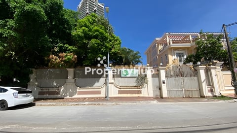 វីឡាលក់​ $1,550,000 (ទួលគោក)