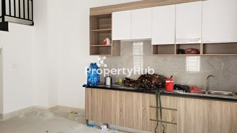 ផ្ទះល្វែងម៉ូតថ្មី លក់បន្ទាន់! ស្រស់ស្អាតមានផាសុកភាព បែរទៅទិសខាងកើត មានដីចំហៀងផ្ទះ!