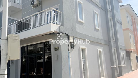 មានសំភារះ គ្រប់បន្ទប់ មាសីនត្រជាក់ មានបន្ទប់គេង៤  បន្ទប់ទឹកត្រជាក៥