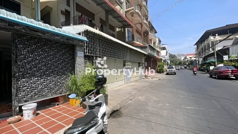 ផ្ទះអាជីវកម្ម កណ្ដាលក្រុង ផ្សាដេប៉ូ២ លក់បន្ទាន់ ខាងក្រោយ សណ្ឋាគារ Lepresident