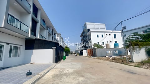 ដីលក់បន្ទាន់ ទីតាំងក្នុងបុរីជាប់ផ្លូវព្រៃសរ ក្បែរស្ថានីយន៏ប្រេង PTT