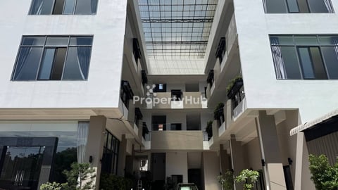 Building for rent near dolphins