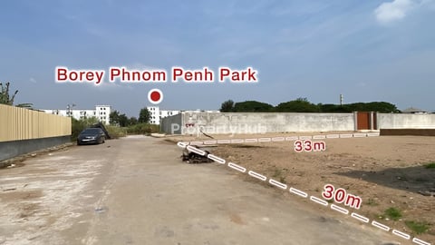 ដីកែង ផ្លូវបែកជាបួន 33m x 30m