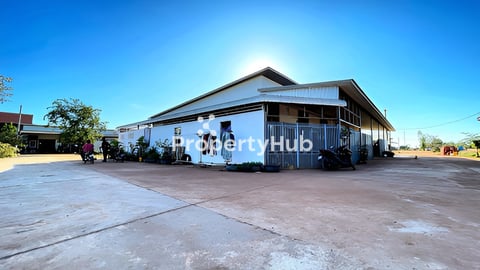 ដី​ ជាប់ផ្លូវ​ បេតុង​ 8m ផ្លូវក្រោយ​ 6m ពីផ្សារ​ បុស្ស​ក្រឡាញ់​ 400m ចុះត្រង់​ ព