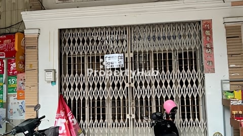 ផ្ទះលក់ជាបន្ទាន់ជាប់ផ្សាទំនើបជីបម៉ុងសំណង់12ក្រោយផ្សាងាយស្រួលធ្វើអជីវកម្មលក់ដូ តម្លៃ 220000$