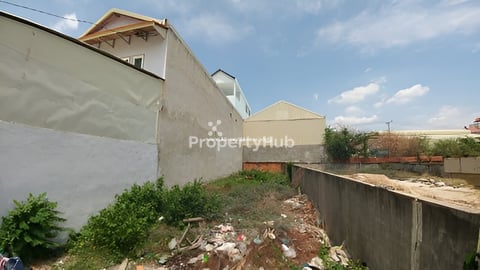 ដីស្អាត ជិតថ្នល់ធំ 5x20 មានរបងស្រាប់ នៅក្នុងក្រុង ជិតរង្វង់ មូលចោមចៅតែ1km