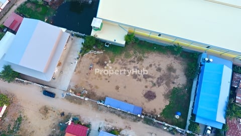 ដី​ និងឃ្លាំងលក់បន្ទាន់​