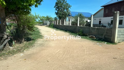 ដីប្លង់រឹងហួសផ្សារបាត់ដឹង បួនគីឡូ លក់ពីរឡូតិ៍ជាប់គ្នា