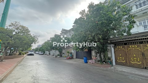 🏘  វីឡាភ្លោះ (Twin) ក្នុងបុរី លឹមឈាងហាក់ចំការដូង​(ទល់មុខសួន) ត្រូវការលក់បន្ទាន់
