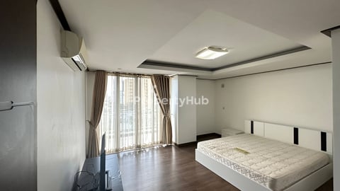 4  bedroom rent at Toulkork 1300$ free car parking Boeung Kak 2 toulkork Phnom P