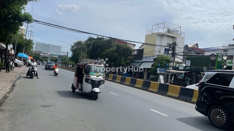 ដីលក់នៅលើមហាវិថីព្រះនរោត្តម