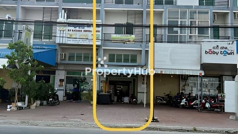 ផ្ទះជួលអាចរកសុីបាននៅលើផ្លូវរដ្ឋធំផ្ទះមាន 5បន្ទប់គេង 6បន្ទប់ទឹកតំលៃជួល 500$ ចរចារ