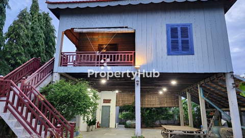 ផ្ទះឈើដាក់ជួល ក្នុងខណ្ឌ ដង្កោ ដីធំទូលាយ 16ម×50ម។ ប្រហែល 15នាទី ជិះទៅ អ៊ីអន3 និង 