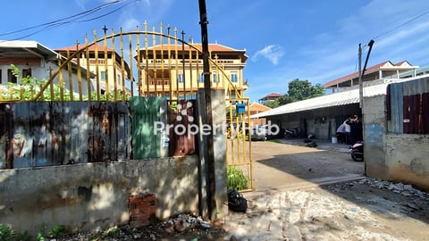 ដីនៅទឹកថ្លា