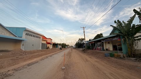 ដីលក់ជាប់ផ្លូវ380 និងផ្លូវបេតុង 14m x 40m
