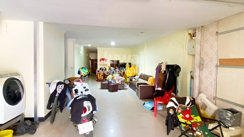 ផ្ទះអាជីវកម្មលក់បន្ទាន់ជិតផ្សារស្ទឹងមានជ័យ