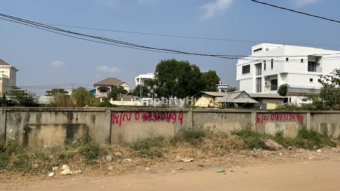 ដីលក់ បែរមុខទៅកើត២០x៣០ ក្បែរផ្ទះជាសុផារ៉ា
