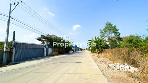 ផ្ទះលក់នៅក្បែរផ្លូវ50m