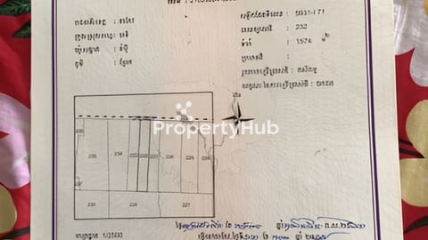 ដីស្រែលក់ជាប់ប្រលាយ៨ម៉ែត្រ(17x93)