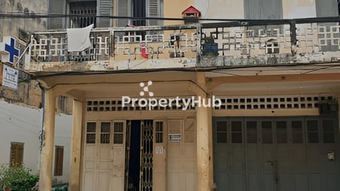 ផ្ទះលក់កណ្ដាលក្រុងបាត់ដំបង ជិតផ្សារណាត់ ផ្លូវលេខ2កន្លះ 1ល្វែងកន្លះ មានផ្លូវចំហៀង