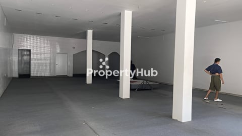 Shop for rent at BKK1 (The road is crowded with people)