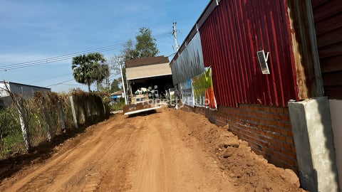 ដីកោះដាច់ ម្ចាស់ផ្ទាល់ (លើផ្លូវបេតុង កន្ទុយទល់ទន្លេ)