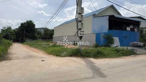 ដីកែងលក់នៅក្រោយផ្សារឡាន