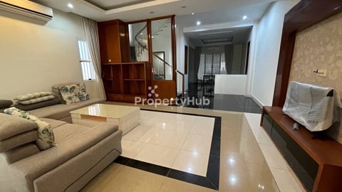 វិឡាភ្លោះសំរាបលក់ ក្នុងបុរីភ្នំពេញថ្មី ខាងក្រោយបុរីOrkide