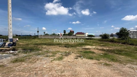 ដីលក់(20mx44m)ជិតវត្តក្រាំងធ្នង់