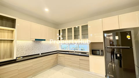 វីឡាព្រីនសម្រាប់លក់ នៅបុរីប៉េងហួតបឹងស្នោរ