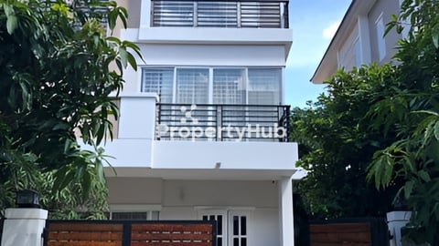 ផ្ទះលក់ វីឡា ភ្លោះ (បុរីប៉េង ហួត 6A)