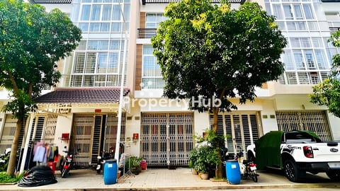 🏘 វីឡាកូនកាត់ (LE) ក្នុងបុរី ប៉េងហួតផ្សារប៉េសេ ត្រូវការលក់បន្ទាន់ខ្លាំង ​