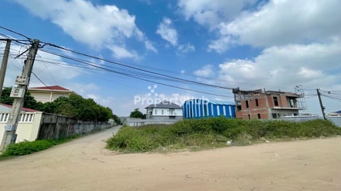 ដីកែងត្រូវការលក់បន្ទាន់ ទីតាំងក្បែរបុរីវ៉ារីណាក្រាំងធ្នុង ក្រោយភោជនីដ្ឋានផ្កាព្រ