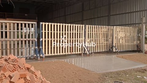 ប្លង់រឹង ដីនឹងផ្ទះ for sell នៅ ជាប់ផ្លូវកៅស៊ូ261ផ្លូវចេញទៅដល់ស្ពានព្រែកភ្នៅ