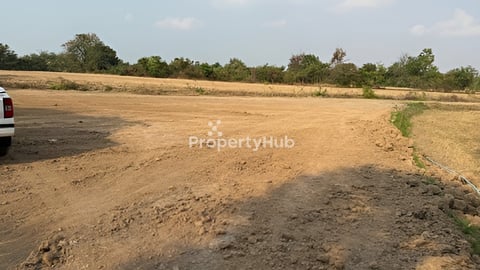 ដីស្អាតក្បែរជើងភ្នំបាណន់ ជាប់ប្រឡាយ ប្លង់រឹង លក់បន្ទាន់