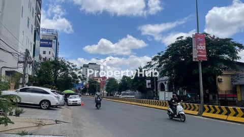 Premium Retail Space for Rent on Street 271