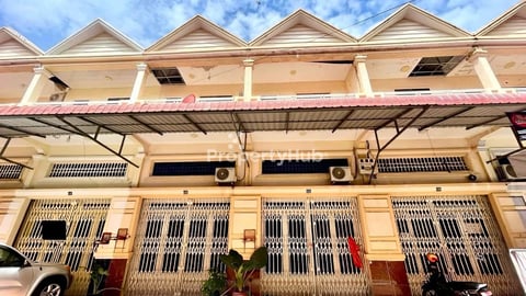 💥ផ្ទះល្វែង E1 លក់បន្ទាន់ខ្លាំង! នៅជិតបុរីជីប ម៉ុង 598