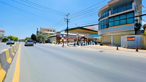 ដី មានសំណង់អគារ និងការ៉ាស់សាំង សម្រាប់ជួល នៅលើផ្លូវជាតិលេខ2 និងជិតផ្សារក្រមួន (ច