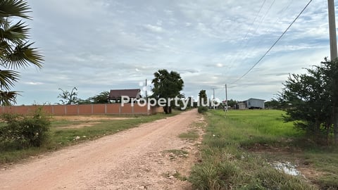 ដីស្រុកបាធាយ 1គីជិតថ្នល់កែង