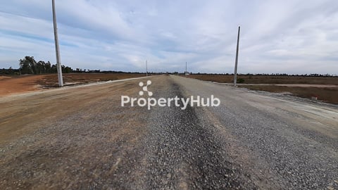 ដីមុខផ្សារតម្លៃដើម13000$លក់តែ7500$ដាច់បើយក2ឡូត៍