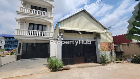 ផ្ទះលក់ ប្លង់រឹង ដីធំ នៅជិតផ្សារឈូកវ៉ា