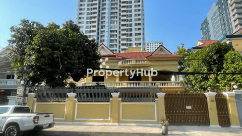 Spacious Villa - 6 Bedrooms for rent in BKK1
