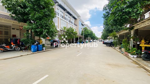 🏘 វីឡាកូនកាត់ (LE) ក្នុងបុរី ប៉េងហួតប៉េសេ ត្រូវការលក់បន្ទាន់ខ្លាំង