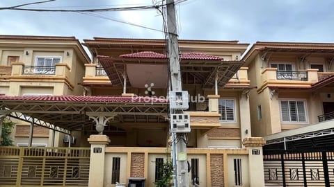 វិឡាភ្លោះសំរាប់លក់បន្ទាន់ ក្នុងបុរីពិភពថ្មីផ្លូវទ្រុងមាន់ ជាប់ផ្សារsuper-store