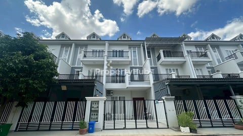 វីឡាកូនកាត់សំរាប់លក់  នៅក្នុងបុរីភ្នំពេញថ្មី គ្រីស្តាល់ផាក( ផ្លូវវេងស្រេង)