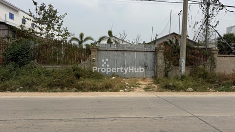 ដី&ឃ្លាំងលក់នៅជិតផ្លូវឌីប៉ុក