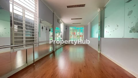 ផ្ទះវីឡាអាជីវកម្មសម្រាប់ជួល នៅសង្កាត់ទន្លេបាសាក់ Commercial villa for rent in To